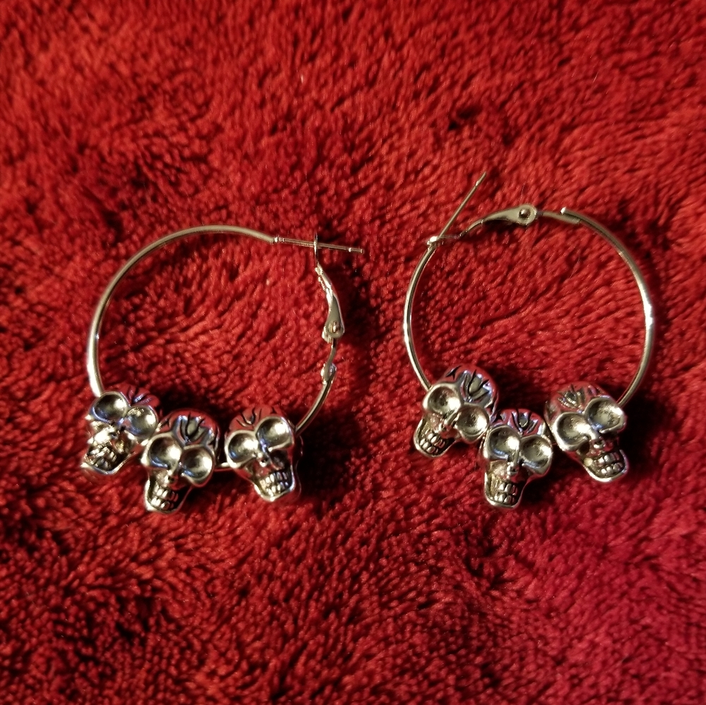 💀NWT Skull hoop earrings 💀